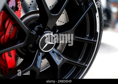 La ruota anteriore nera lucida su una Mercedes Benz 2012 C63 AMG W204 507 Edition con pinze dei freni rosse e. Dischi in ceramica Foto Stock