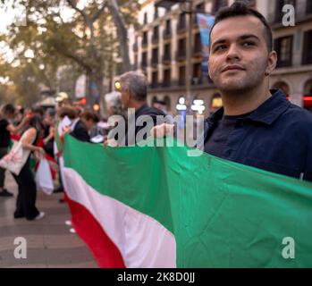 Barcellona, Catalogna, Spagna. 22nd Ott 2022. I cittadini iraniani protestano contro la repressione nel loro paese, facendo una catena umana lungo le Ramblas di Barcellona. Protestano non più per la morte di Masha Amini, ma per la repressione scatenata nel loro paese dal governo iraniano, sostenendo anche i cittadini ucraini attaccati dai droni kamikaze iraniani, Acquistato dalla Russia dal regime iraniano (Credit Image: © Eric Renom/ZUMA Press Wire) Credit: ZUMA Press, Inc./Alamy Live News Foto Stock