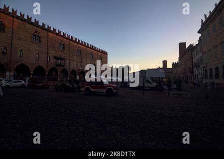 Piazza Sordello con auto e tende al crepuscolo Foto Stock