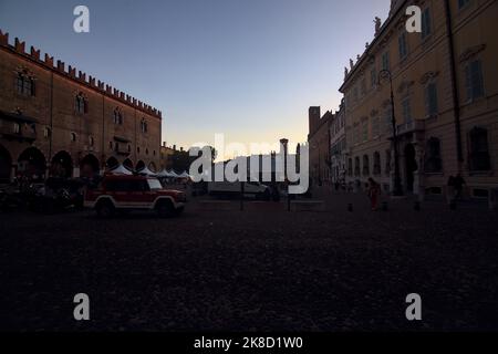 Piazza Sordello con auto e tende al crepuscolo Foto Stock