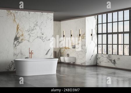 Bagno moderno e lussuoso, pareti in marmo bianco, vasca da bagno, pavimento in cemento, piante interne, wc, bidet, vista frontale. Bella camera con mobili moderni e Foto Stock