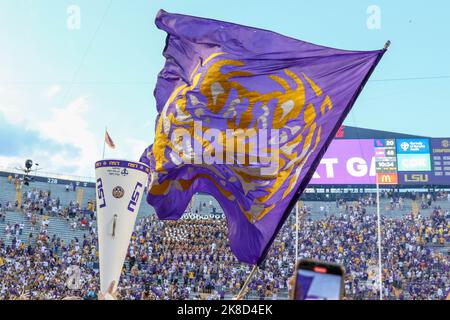 Baton Rouge, LOUISIANA, Stati Uniti. 22nd Ott 2022. Una bandiera della LSU è volata sul campo dopo l'azione di gioco di calcio NCAA tra i ribelli di Ole Miss e i Tigers della LSU al Tiger Stadium di Baton Rouge, LOUISIANA. Jonathan Mailhes/CSM/Alamy Live News Foto Stock