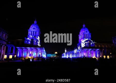 Londra, Regno Unito. 22nd ottobre 2022. L'Old Naval College è illuminato in un colorato spettacolo di luci per celebrare Diwali con l'installazione di opere d'arte sonore proiettata sulla Queen's House dal musicista e compositore, BISHI. Diwali simboleggia il trionfo del bene sul male e della luce sulle tenebre ed è celebrato nel corso di cinque giorni dai buddisti indù, giainisti, sikh e newar di tutto il mondo. Credit: Undicesima ora di Fotografia/Alamy Live News Foto Stock