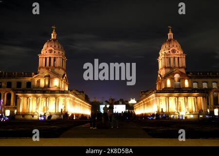 Londra, Regno Unito. 22nd ottobre 2022. L'Old Naval College è illuminato in un colorato spettacolo di luci per celebrare Diwali con l'installazione di opere d'arte sonore proiettata sulla Queen's House dal musicista e compositore, BISHI. Diwali simboleggia il trionfo del bene sul male e della luce sulle tenebre ed è celebrato nel corso di cinque giorni dai buddisti indù, giainisti, sikh e newar di tutto il mondo. Credit: Undicesima ora di Fotografia/Alamy Live News Foto Stock