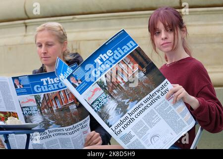 Londra, Regno Unito, 22nd ottobre 2022. Gli attivisti della ribellione animale hanno presentato una dimostrazione nella fontana di Trafalgar Square con un malck Guardian Newspaper e tofu, a seguito delle osservazioni dell'ex segretario di casa Suella Braverman che criticava i manifestanti. Il gruppo sollecita un'azione del governo per passare dall'agricoltura animale a un sistema alimentare basato sulle piante. Credit: Undicesima ora di Fotografia/Alamy Live News Foto Stock