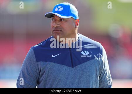 Lynchburg, Virginia, Stati Uniti. 22nd Ott 2022. Brigham Young Cugars allenatore capo Kalani Sitake prima della partita di calcio NCAA tra i Brigham Young Cugars e i Liberty Flames al Williams Stadium di Lynchburg, Virginia. Greg Atkins/CSM/Alamy Live News Foto Stock