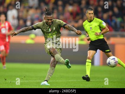 Milano, Italia. 22nd Ott 2022. Il Rafael Leao di AC Milan segna il suo gol durante una partita di calcio di Serie A tra AC Milan e Monza a Milano, 22 ottobre 2022. Credit: Daniele Mascolo/Xinhua/Alamy Live News Foto Stock