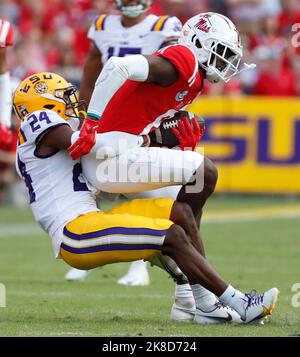 Baton Rouge, Stati Uniti. 22nd Ott 2022. La LSU Tigers Cornerback Jarrick Bernard-Converse (24) affronta il ricevitore di Ole Miss Malik Heath (8) durante una partita di football universitario al Tiger Stadium di Baton Rouge, Louisiana, sabato 22 ottobre 2022. (Foto di Peter G. Forest/Sipa USA) Credit: Sipa USA/Alamy Live News Foto Stock