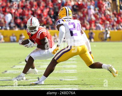 Baton Rouge, Stati Uniti. 22nd Ott 2022. Il ricevitore ampio di OLE Miss Jonathan Mingo (1) cerca di fare una mossa sul Cornerback dei Tigers della LSU Jarrick Bernard-Converse (24) durante una partita di football universitario al Tiger Stadium di Baton Rouge, Louisiana, sabato 22 ottobre 2022. (Foto di Peter G. Forest/Sipa USA) Credit: Sipa USA/Alamy Live News Foto Stock