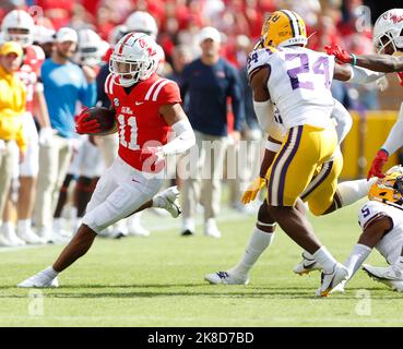 Baton Rouge, Stati Uniti. 22nd Ott 2022. Il ricevitore di OLE Miss Jordan Watkins (11) cerca di superare i Tigers della LSU Jarrick Bernard-Converse (24) durante una partita di football universitario al Tiger Stadium di Baton Rouge, Louisiana, sabato 22 ottobre 2022. (Foto di Peter G. Forest/Sipa USA) Credit: Sipa USA/Alamy Live News Foto Stock