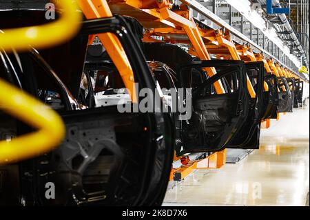 Trasportatore di assemblaggio automatico per auto presso l'impianto di produzione Foto Stock