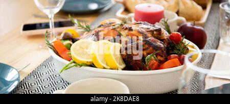 Festa nel giorno di Natale con tacchino arrosto e pane in vacanza, vigilia di ringraziamento. Foto Stock