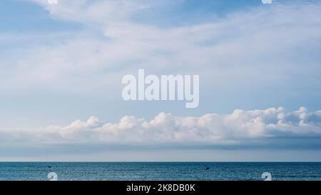 PANORAMA foto reale sfondo naturale paesaggio nuvoloso. Bello bianco morbido cumulo nuvole estate blu cielo calma mare orizzonte skyline. Concetto relax umore Foto Stock