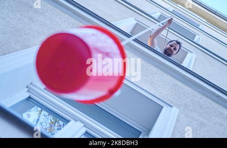 Berlino, Germania. 20th Ott 2022. Christopher Selig, economista e fondatore di Food Technique Berlin, cucina e vende il ramen giapponese e lascia i suoi ordini ai clienti tramite secchi. Credit: Annette Riedl/dpa/Alamy Live News Foto Stock