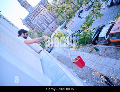 Berlino, Germania. 20th Ott 2022. Christopher Seelig, economista e fondatore di Food Technique Berlin, cucina e vende il ramen giapponese e lascia i suoi ordini ai clienti tramite secchi. Credit: Annette Riedl/dpa/Alamy Live News Foto Stock