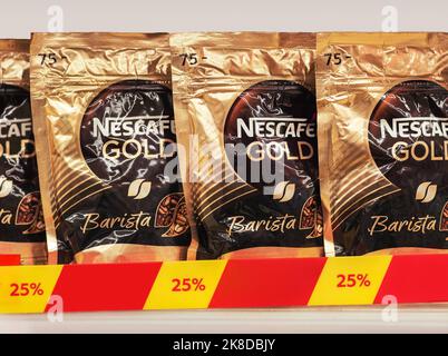 2022: barista nescafe caffè istantaneo in sacchetti a sconto venduto Foto Stock