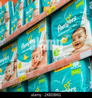 2022: Pampers Jumbo Pack pannolini sugli scaffali del supermercato Foto Stock