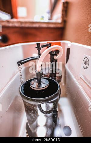 All'interno del serbatoio di acqua di toilette con galleggiante Foto Stock