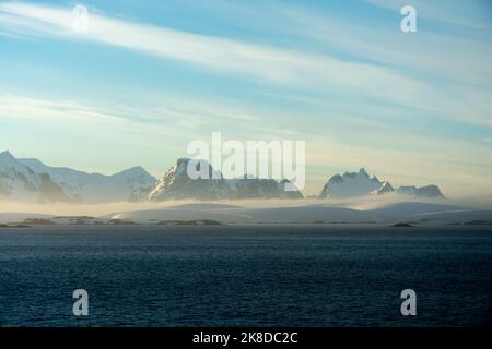 sole di prima mattina su stand isola e penisola antartica. antartide Foto Stock