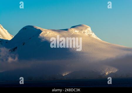 il sole della mattina presto illumina le cime innevate dell'isola di anvers. penisola antartica. antartide Foto Stock
