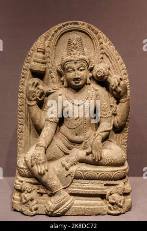 Antica statua in pietra bodhisattva seduta immagine nel 9th - 10th ° secolo dall'India. Antica arte, religione e concetto di storia. Foto Stock