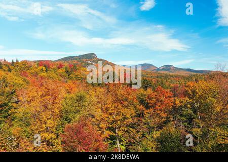 Vista colorata delle White Mountains da Sugar Hill si affaccia in autunno. Kancamagus Highway (NH Route 112). New Hampshire. STATI UNITI Foto Stock