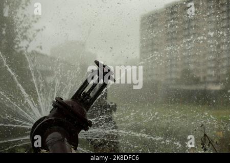 Incidente della tubazione. L'acqua bollente versa dal tubo. Emergenza locale caldaia. Situazione industriale. Foto Stock