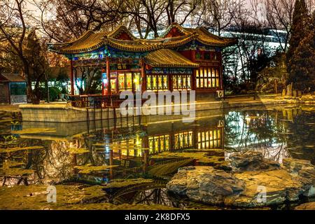 Colorato Stone Boat Bar Stagno riflessione Tempio del sole Notte illuminata Pechino Cina personaggi cinesi dicono "barca tono" Foto Stock