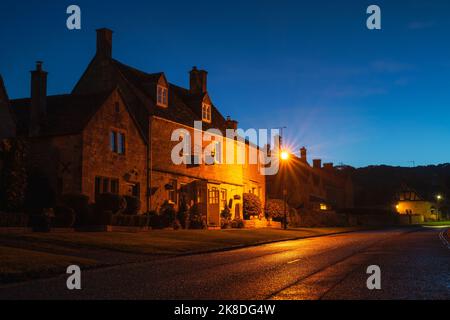 Cotswold casa all'alba. Broadway, Cotswolds, Worcestershire, Inghilterra Foto Stock