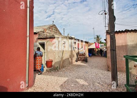 La strada nel villaggio sull'isola di Fadiouth, Senegal Foto Stock