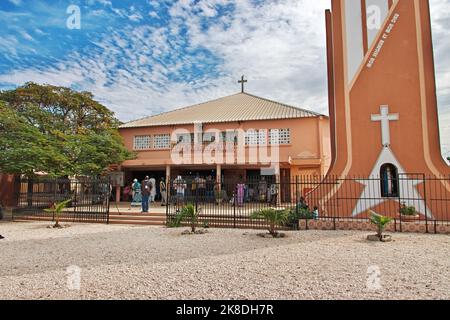 La chiesa nel villaggio sull'isola di Fadiouth, Senegal Foto Stock