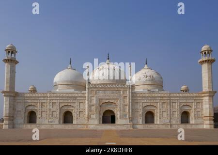 Vista frontale della bellissima moschea in marmo bianco Abasi in stile mughal fuori del forte Derawar nel deserto del Cholistan, Bahawalpur, Punjab, Pakistan Foto Stock