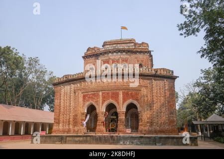 Vista frontale della bella Kantaji aka Kantajew tempio indù in terracotta medievale a Kantanagar, distretto di Dinajpur, Bangladesh Foto Stock