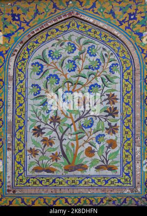 Colorato antico pannello a mosaico floreale presso la porta Shah Burj sull'arco d'ingresso del forte di Lahore, Punjab, Pakistan, un sito patrimonio dell'umanità dell'UNESCO Foto Stock