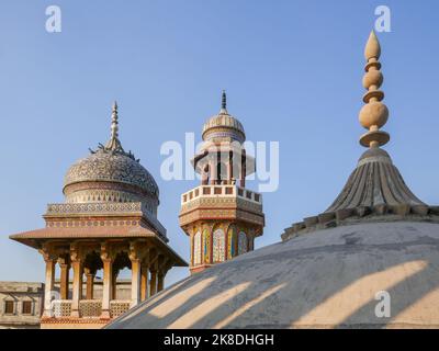 Vista panoramica del minareto, della cupola e del chiosco dal tetto della storica moschea Wazir Khan dell'era di mughal nella città fortificata di Lahore, Punjab, Pakistan Foto Stock