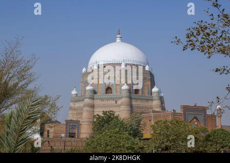Vista panoramica dell'antico mausoleo Shah Rukn-e-Alam sufi e del santuario, un punto di riferimento storico dell'architettura islamica medievale a Multan, Punjab, Pakistan Foto Stock