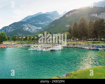 Moleno e il lago blu di Molveno ai piedi delle Dolomiti di Brenta, Trentino Alto Adige occidentale in Italia Foto Stock