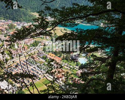 Moleno e il lago blu di Molveno ai piedi delle Dolomiti di Brenta, Trentino Alto Adige occidentale in Italia Foto Stock