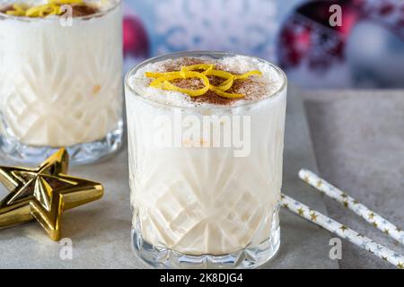 Classic Egnog - tradizionale cocktail di Natale cremoso Foto Stock