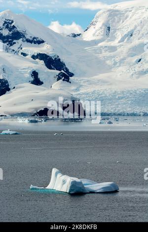 iceberg in avvicinamento al porto paradiso (baia) da gerlache stretto che mostra il ghiacciaio all'estremità. penisola antartica Foto Stock