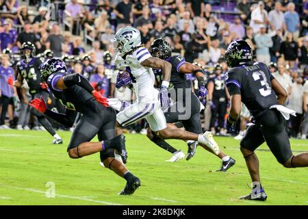 Ottobre 22nd 2022: Il ricevitore largo .Kansas state Wildcats Malik Knowles (4) prende un passaggio mentre è affrontato all'interno di una linea di iarda. Durante una partita di football NCAA tra i Kansas state Wildcats e i TCU Horned Frogs all'Amon G. carter Stadium di Fort Worth, Texas.Manny Flores/CSM Foto Stock