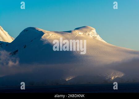 il sole della mattina presto illumina le cime innevate dell'isola di anvers. penisola antartica. antartide Foto Stock