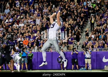 Ottobre 22nd 2022: .Kansas state Wildcats Tight End Sammy Wheeler (19) salta in su per un touchdown durante una partita di football NCAA tra i Kansas state Wildcats e TCU Horned Frogs all'Amon G. carter Stadium di Fort Worth, Texas.Manny Flores/CSM Foto Stock