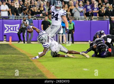 Ottobre 22nd 2022: Il ricevitore a tutta altezza .Kansas state Wildcats Malik Knowles (4) è a breve distanza dalla fine della zona durante una partita di football NCAA tra i Kansas state Wildcats e i TCU Horned Frogs all'Amon G. carter Stadium di Fort Worth, Texas.Manny Flores/CSM Foto Stock