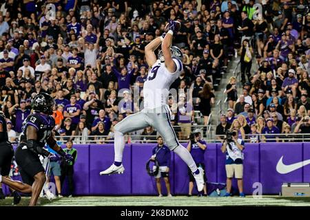 Ottobre 22nd 2022: .Kansas state Wildcats Tight End Sammy Wheeler (19) salta in su per un touchdown durante una partita di football NCAA tra i Kansas state Wildcats e TCU Horned Frogs all'Amon G. carter Stadium di Fort Worth, Texas.Manny Flores/CSM Foto Stock