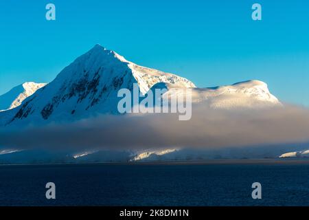 il sole di prima mattina si illumina sul mt. william sull'isola di anvers. penisola antartica. antartide Foto Stock
