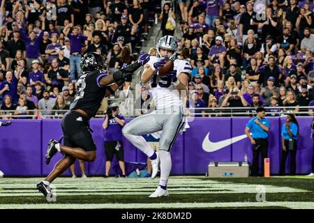 Ottobre 22nd 2022: .Kansas state Wildcats Tight End Sammy Wheeler (19) salta in su per un touchdown durante una partita di football NCAA tra i Kansas state Wildcats e TCU Horned Frogs all'Amon G. carter Stadium di Fort Worth, Texas.Manny Flores/CSM Foto Stock