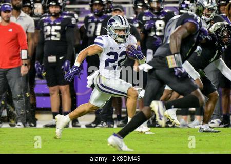 Ottobre 22nd 2022: I Kansas state Wildcats che corrono indietro Deuce Vaughn (22) portano la palla per un touchdown durante una partita di football NCAA tra i Kansas state Wildcats e i TCU Horned Frogs all'Amon G. carter Stadium di Fort Worth, Texas.Manny Flores/CSM Foto Stock