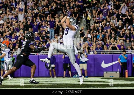 Ottobre 22nd 2022: .Kansas state Wildcats Tight End Sammy Wheeler (19) salta in su per un touchdown durante una partita di football NCAA tra i Kansas state Wildcats e TCU Horned Frogs all'Amon G. carter Stadium di Fort Worth, Texas.Manny Flores/CSM Foto Stock