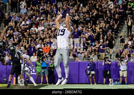 Ottobre 22nd 2022: .Kansas state Wildcats Tight End Sammy Wheeler (19) salta in su per un touchdown durante una partita di football NCAA tra i Kansas state Wildcats e TCU Horned Frogs all'Amon G. carter Stadium di Fort Worth, Texas.Manny Flores/CSM Foto Stock